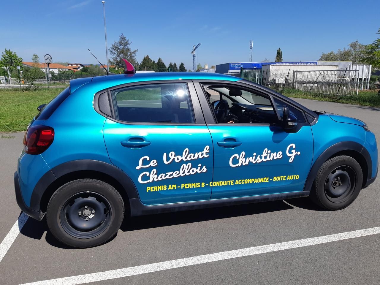 Voiture bleue avec marquage Le Volant Chazellois
