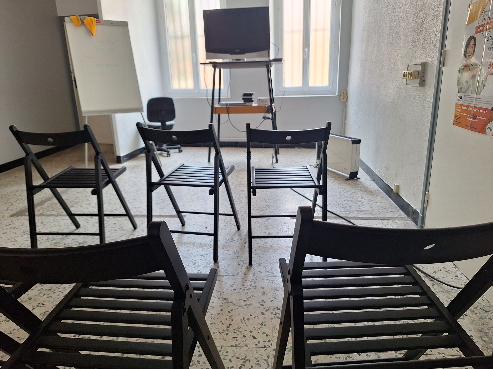 Salle de formation avec chaises et tableau