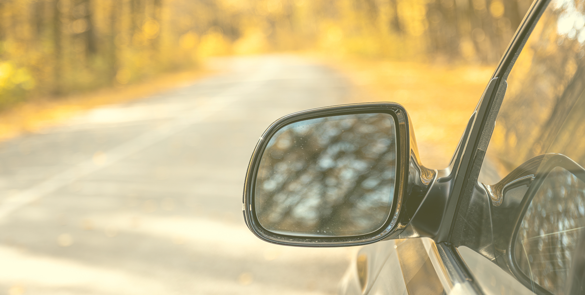 Rétroviseur d’une voiture au soleil