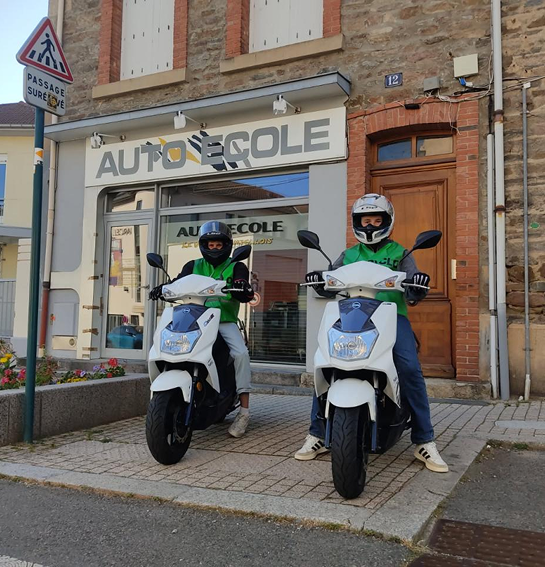 Deux scooters devant une auto-école