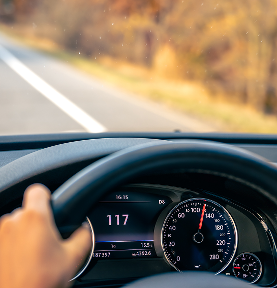 Conducteur tenant un volant sur route