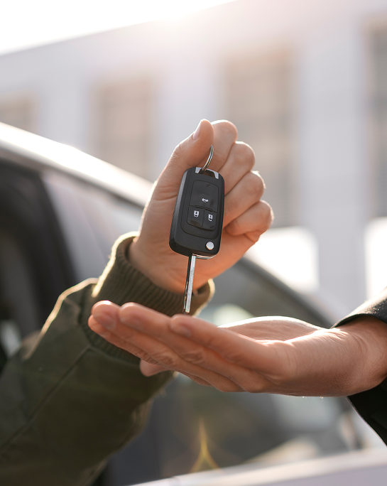 Main tendant une clé de voiture