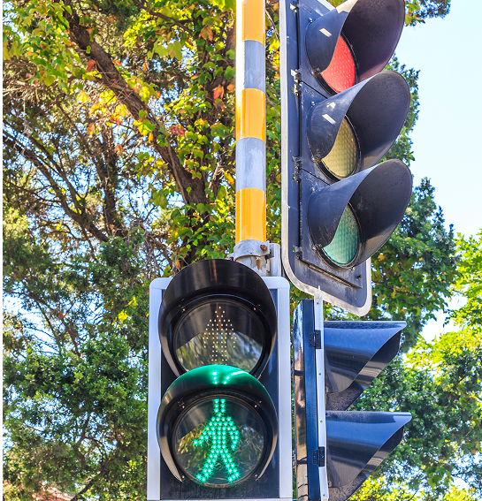 Feu piéton vert au passage piéton